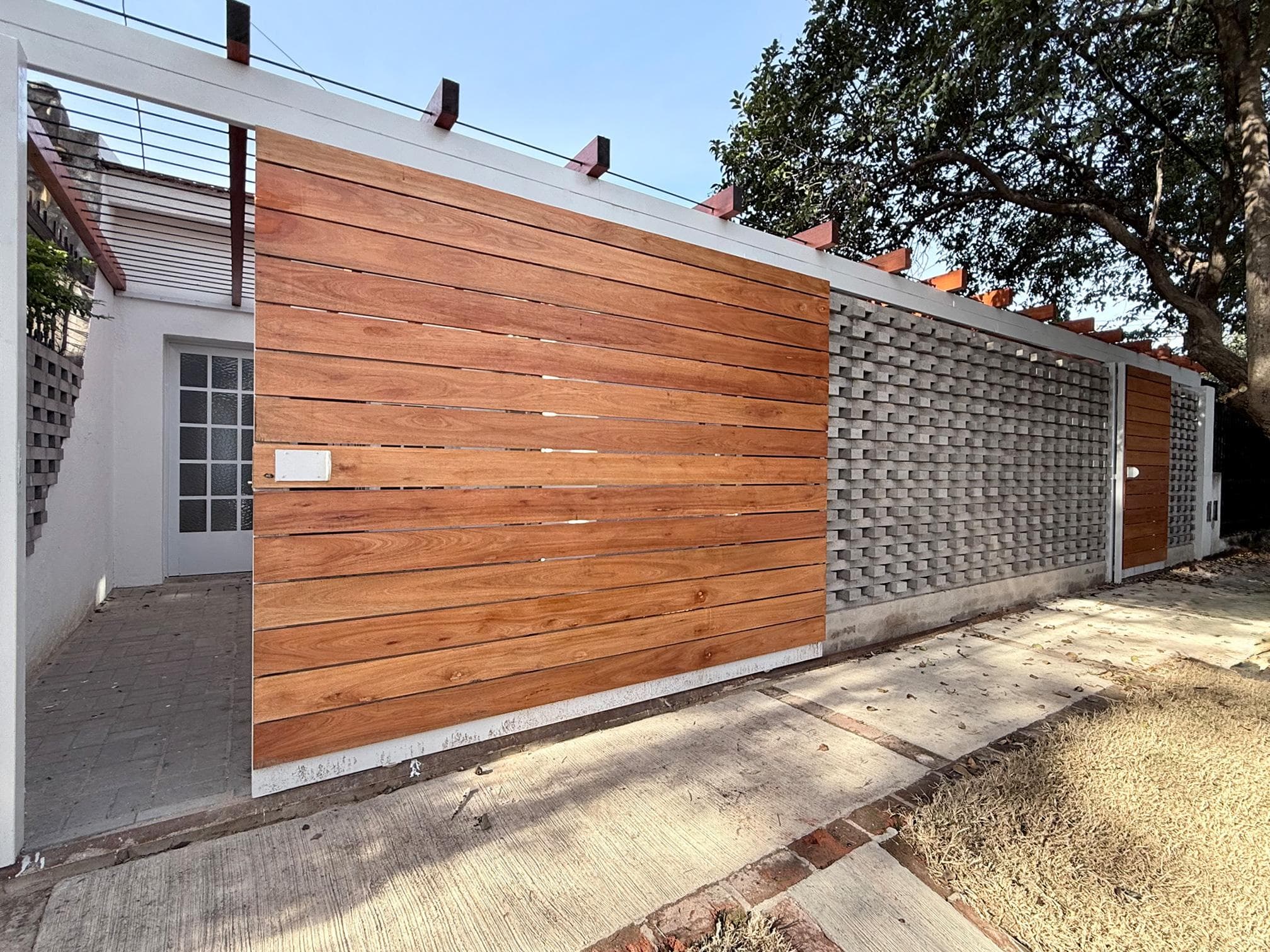 Casa totalmente reciclada de 2 dormitorios con cochera en Colinas del Cerro – foto 1