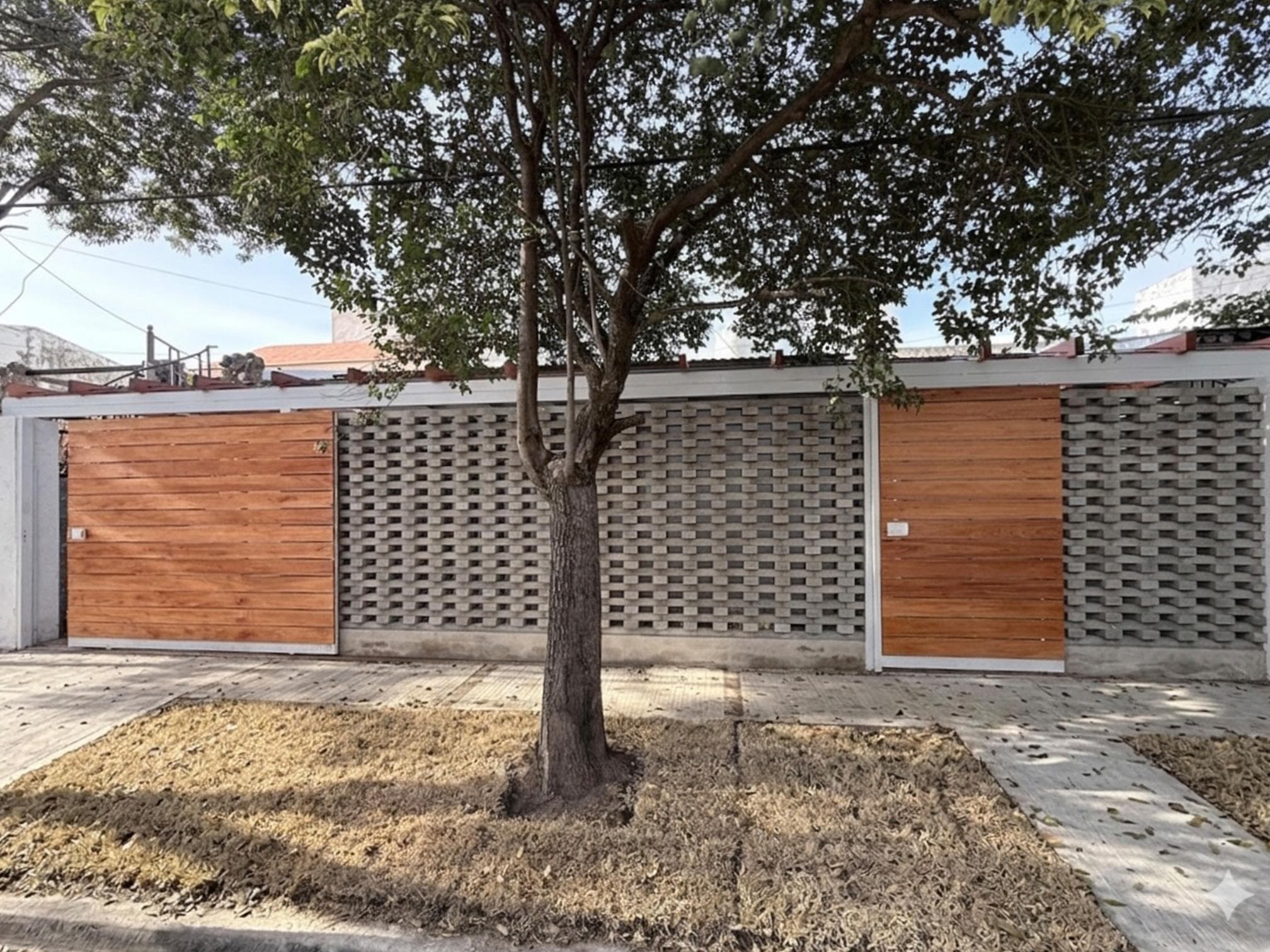 Casa totalmente reciclada de 2 dormitorios con cochera en Colinas del Cerro – foto 3