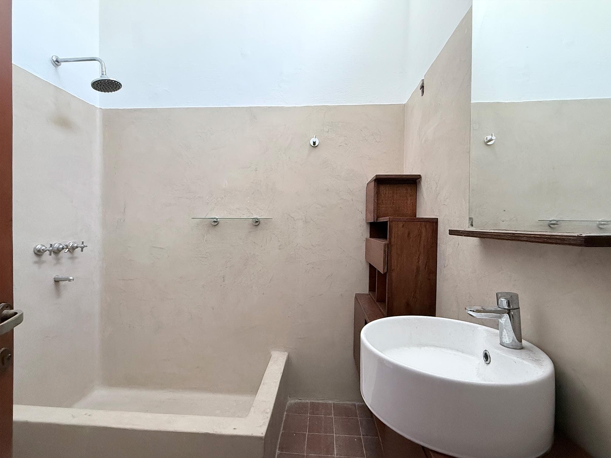 Casa totalmente reciclada de 2 dormitorios con cochera en Colinas del Cerro – foto 4